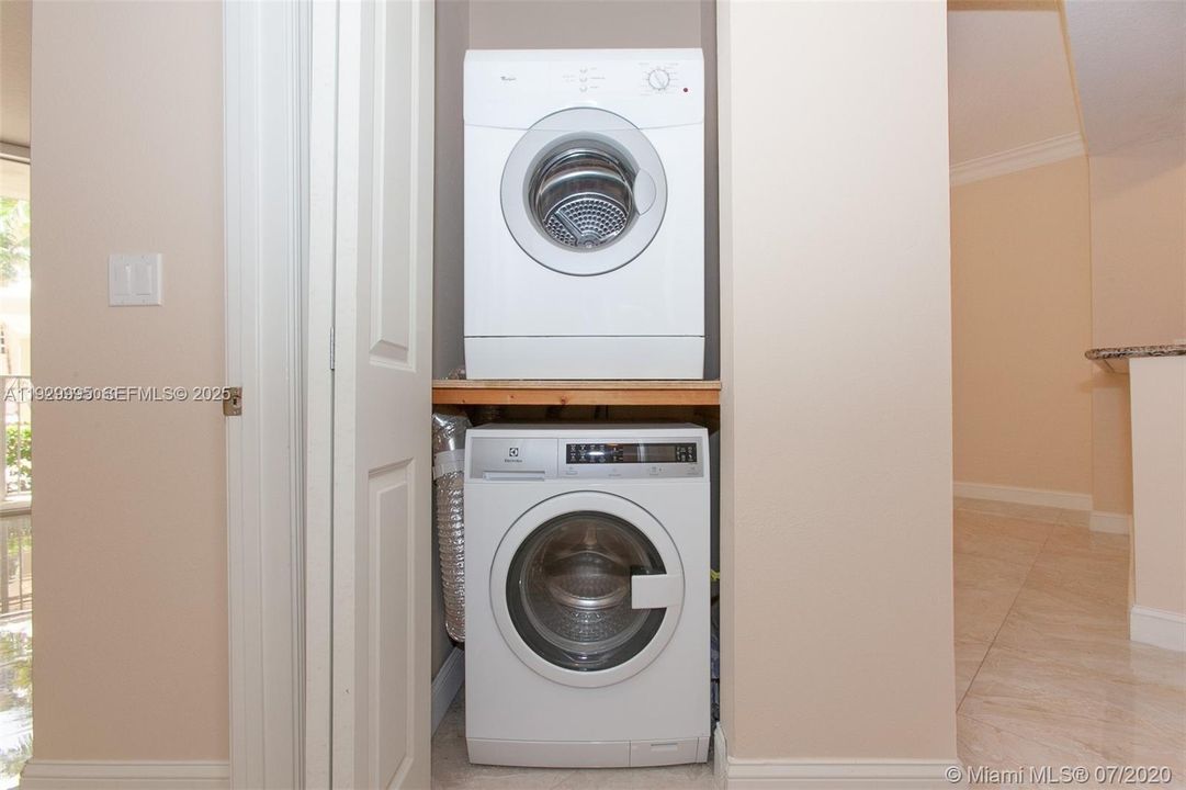 出租: $2,200 (1 贝兹, 1 浴室, 836 平方英尺)