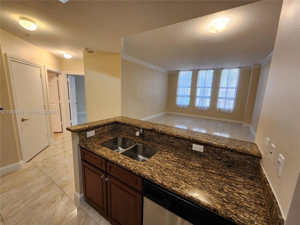 出租: $2,200 (1 贝兹, 1 浴室, 836 平方英尺)