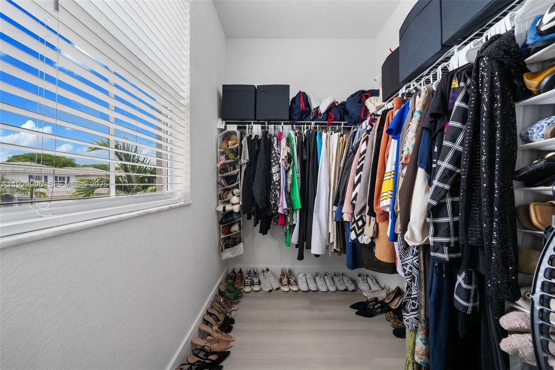 En Venta: $599,900 (5 camas, 3 baños, 2905 Pies cuadrados)