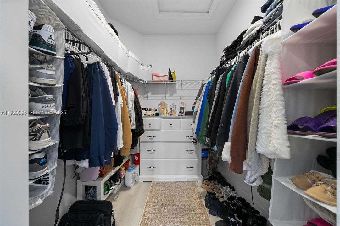 En Venta: $599,900 (5 camas, 3 baños, 2905 Pies cuadrados)