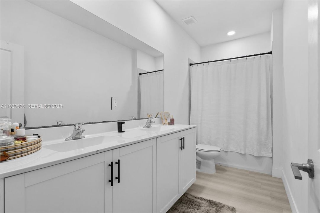 En Venta: $599,900 (5 camas, 3 baños, 2905 Pies cuadrados)