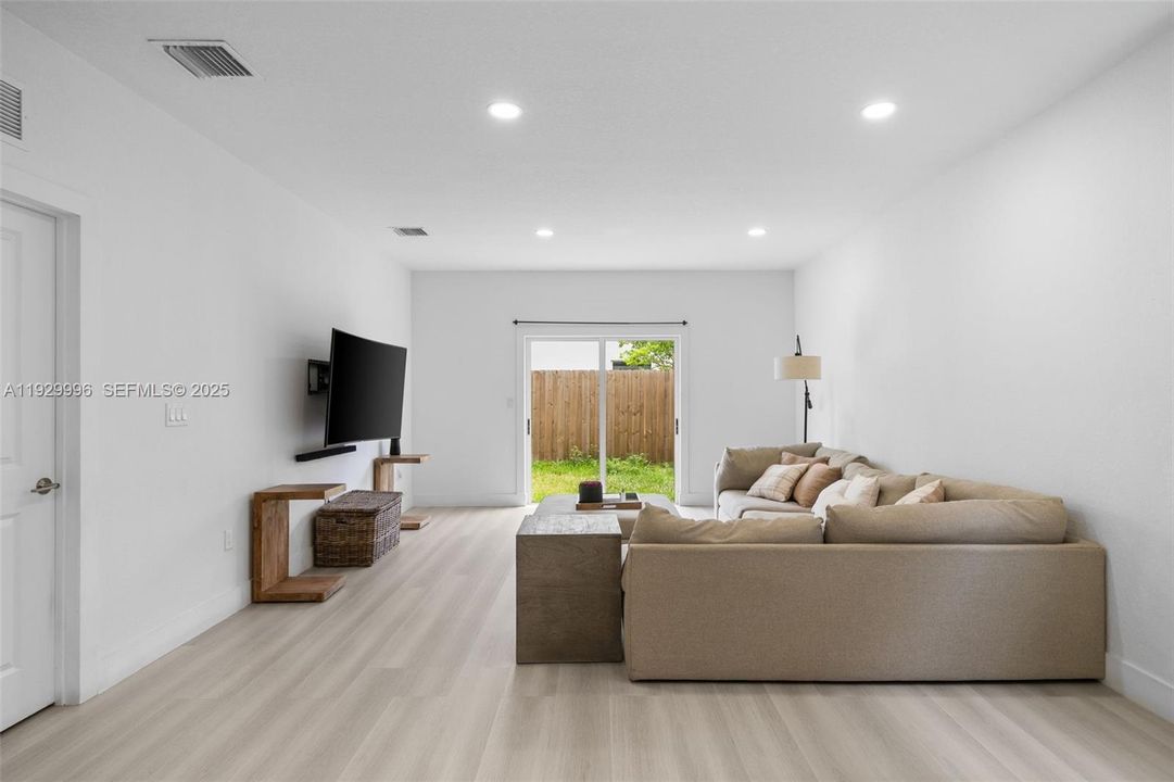 En Venta: $599,900 (5 camas, 3 baños, 2905 Pies cuadrados)