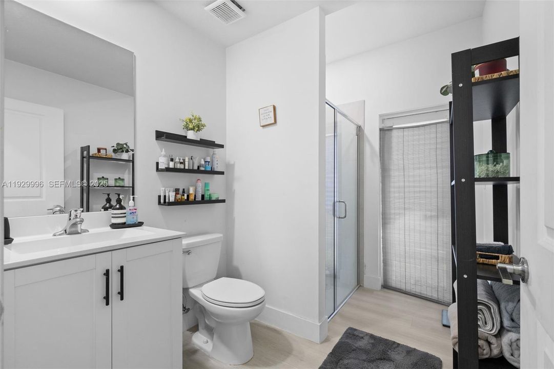 En Venta: $599,900 (5 camas, 3 baños, 2905 Pies cuadrados)