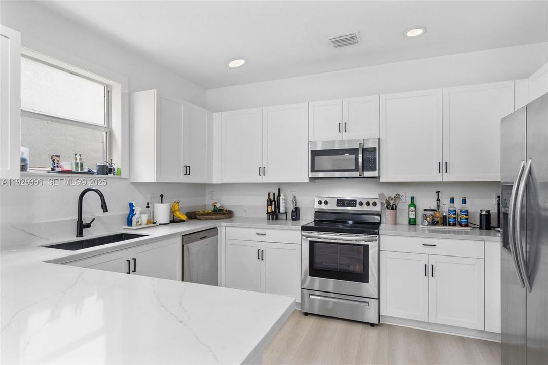 En Venta: $599,900 (5 camas, 3 baños, 2905 Pies cuadrados)