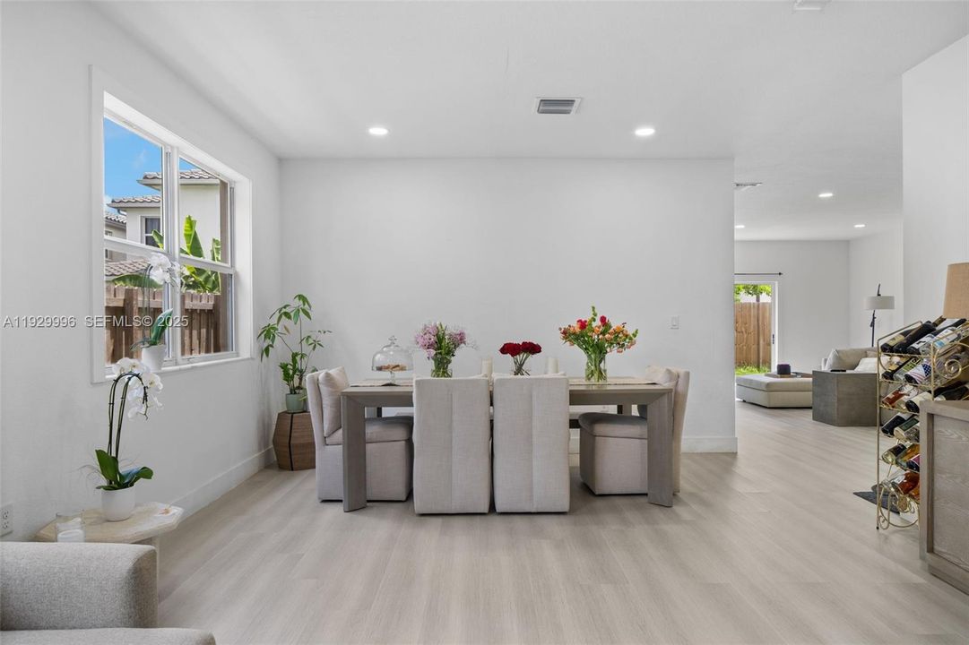 En Venta: $599,900 (5 camas, 3 baños, 2905 Pies cuadrados)