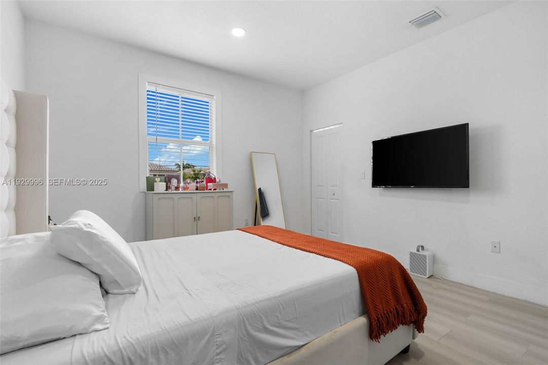 En Venta: $599,900 (5 camas, 3 baños, 2905 Pies cuadrados)