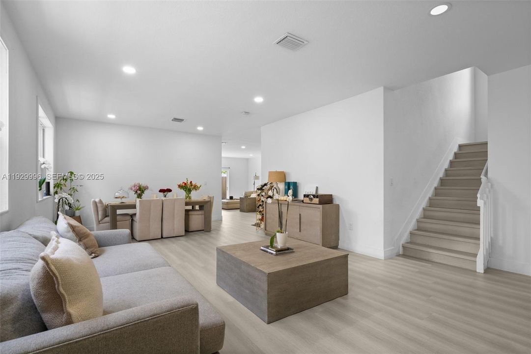 En Venta: $599,900 (5 camas, 3 baños, 2905 Pies cuadrados)