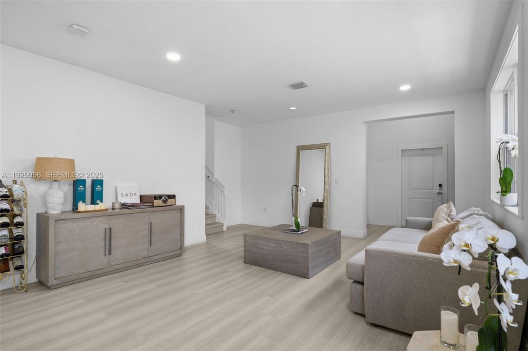 En Venta: $599,900 (5 camas, 3 baños, 2905 Pies cuadrados)