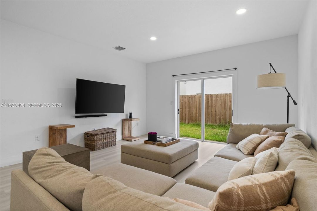 En Venta: $599,900 (5 camas, 3 baños, 2905 Pies cuadrados)