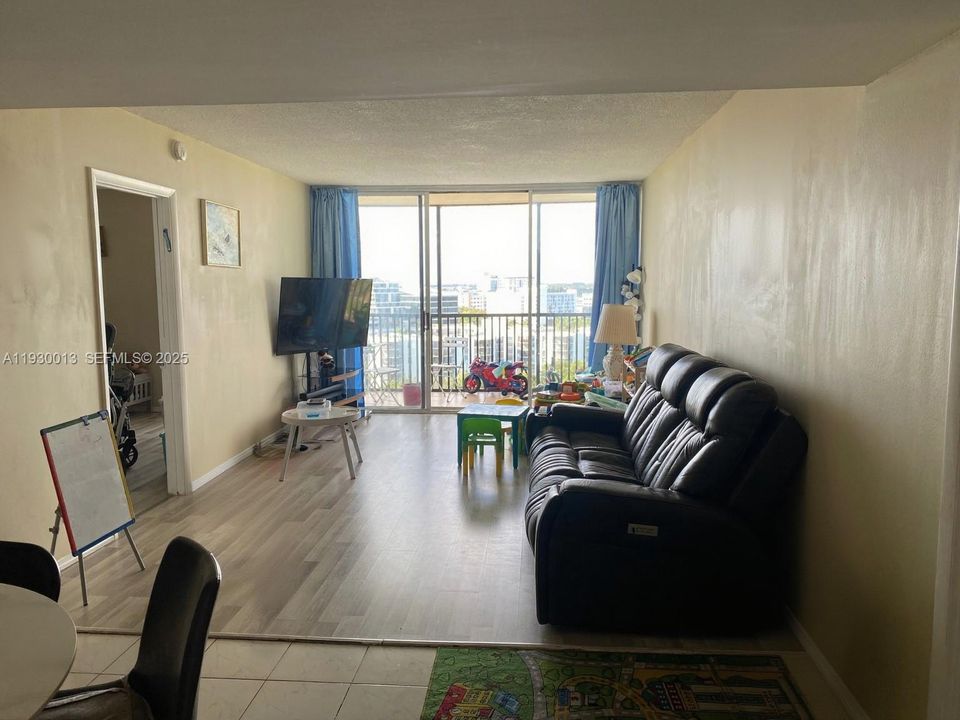 For Sale: $320,000 (2 beds, 2 baths, 1238 Square Feet)