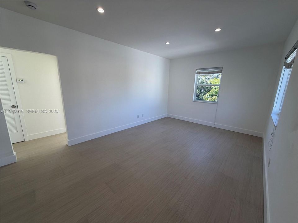 出租: $2,950 (2 贝兹, 1 浴室, 2050 平方英尺)