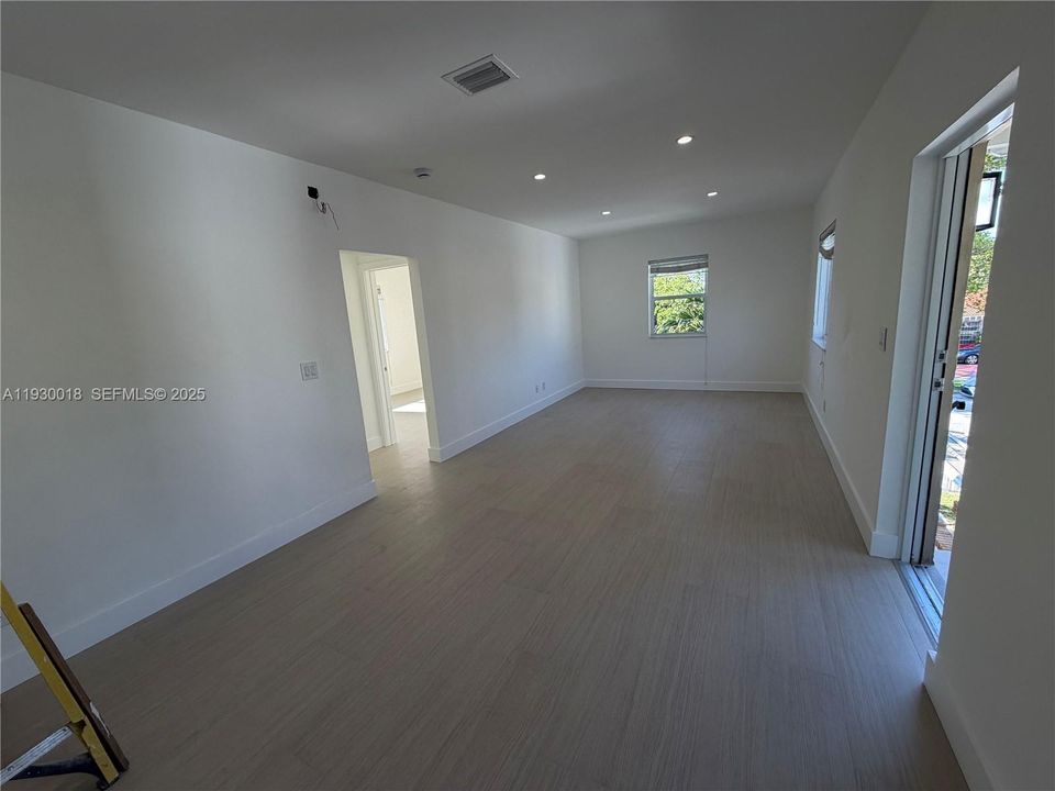 出租: $2,950 (2 贝兹, 1 浴室, 2050 平方英尺)