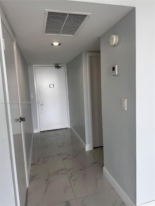 For Sale: $249,000 (1 beds, 1 baths, 1038 Square Feet)