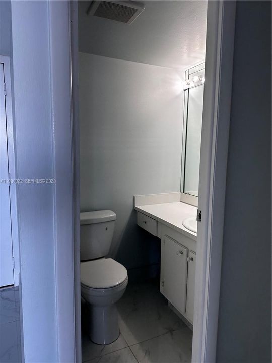 For Sale: $249,000 (1 beds, 1 baths, 1038 Square Feet)