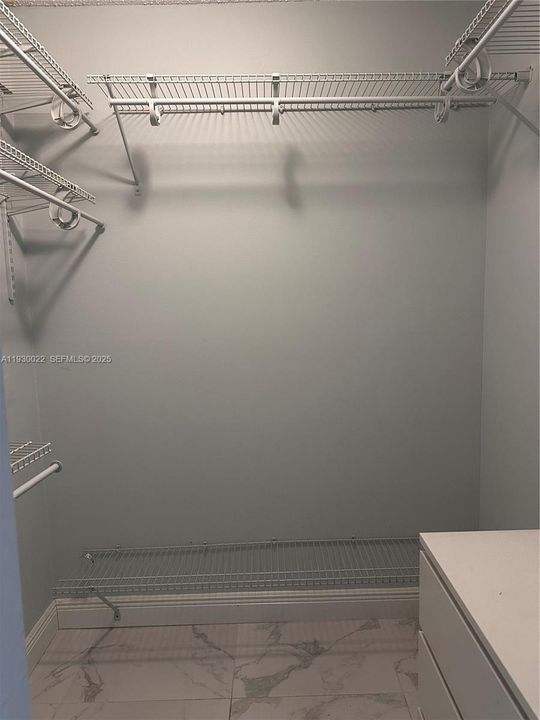 For Sale: $249,000 (1 beds, 1 baths, 1038 Square Feet)