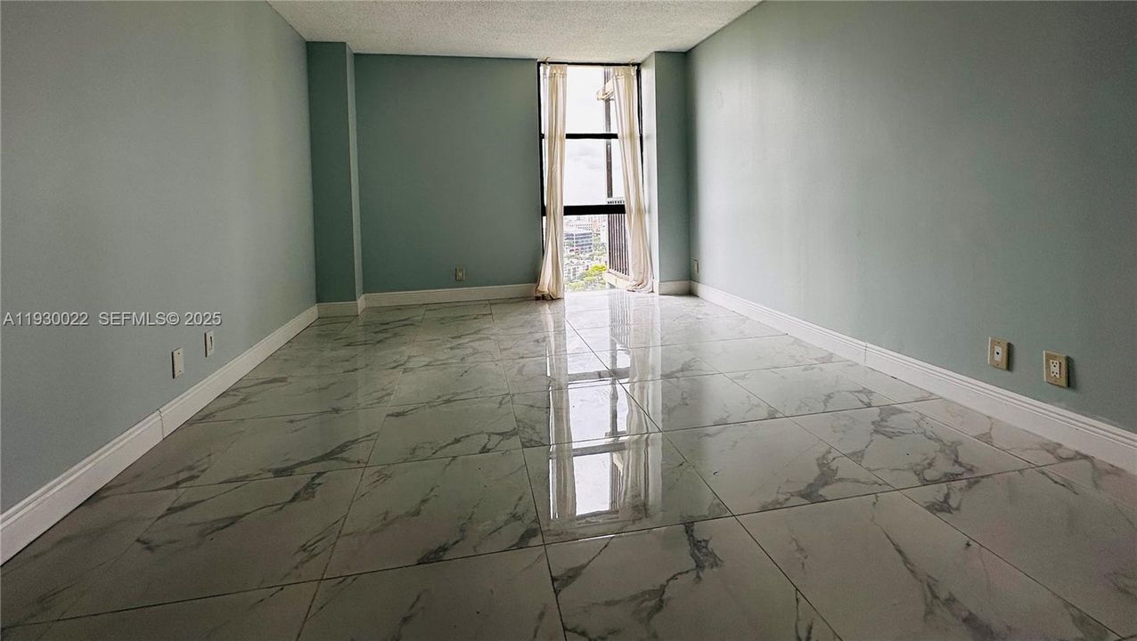 For Sale: $249,000 (1 beds, 1 baths, 1038 Square Feet)