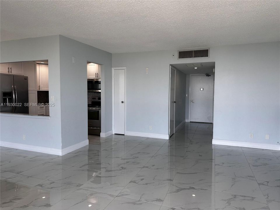 For Sale: $249,000 (1 beds, 1 baths, 1038 Square Feet)