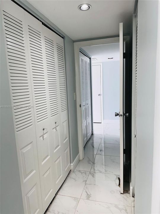 For Sale: $249,000 (1 beds, 1 baths, 1038 Square Feet)