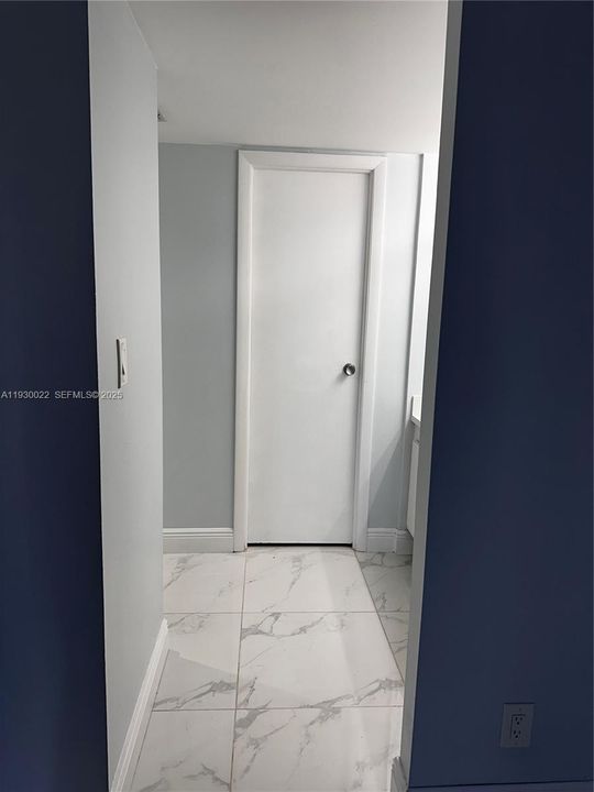 For Sale: $249,000 (1 beds, 1 baths, 1038 Square Feet)