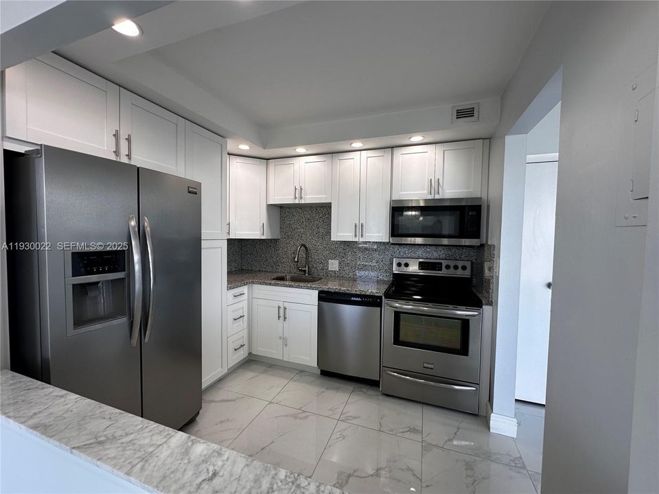 For Sale: $249,000 (1 beds, 1 baths, 1038 Square Feet)