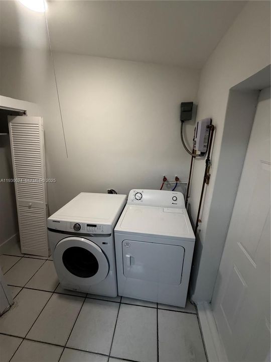 出租: $2,300 (3 贝兹, 1 浴室, 1015 平方英尺)