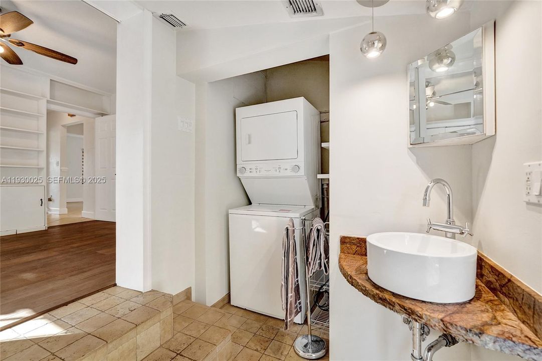 В аренду: $2,950 (2 спален, 2 ванн, 956 Квадратных фут)