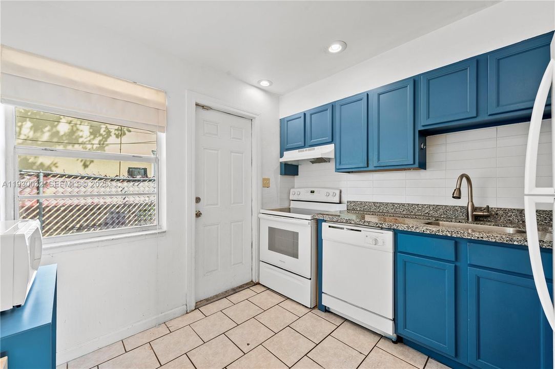 В аренду: $2,095 (2 спален, 1 ванн, 4535 Квадратных фут)