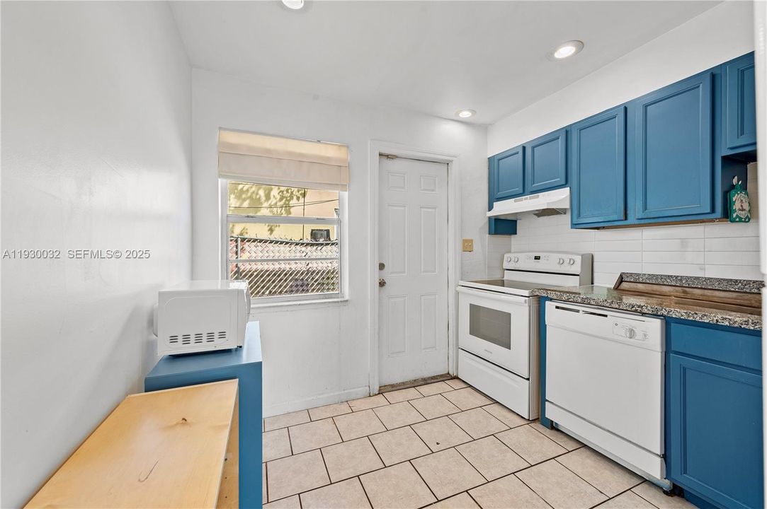 В аренду: $2,095 (2 спален, 1 ванн, 4535 Квадратных фут)