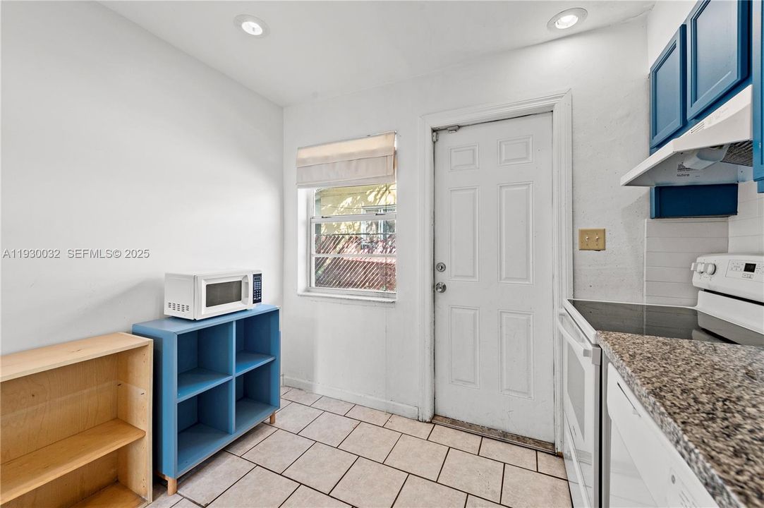 В аренду: $2,095 (2 спален, 1 ванн, 4535 Квадратных фут)