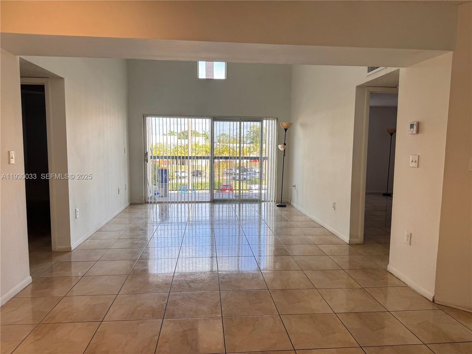 For Rent: $2,275 (2 beds, 2 baths, 950 Square Feet)