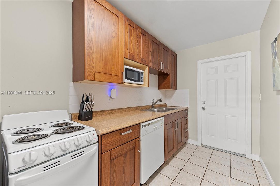 For Rent: $1,795 (1 beds, 1 baths, 4535 Square Feet)