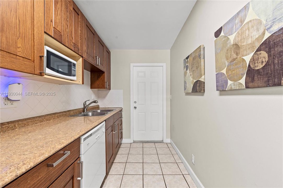 For Rent: $1,795 (1 beds, 1 baths, 4535 Square Feet)