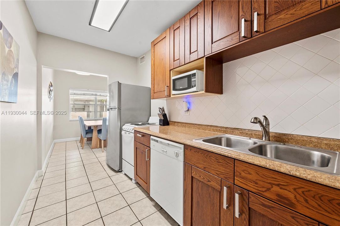 For Rent: $1,795 (1 beds, 1 baths, 4535 Square Feet)