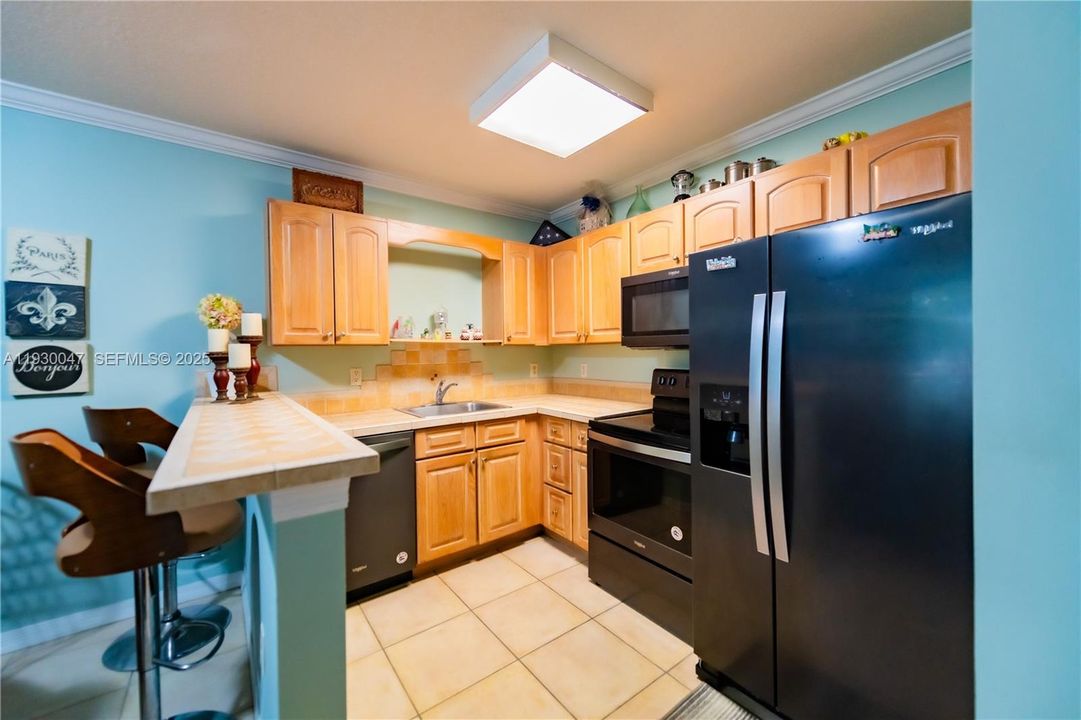 For Sale: $210,000 (1 beds, 1 baths, 595 Square Feet)