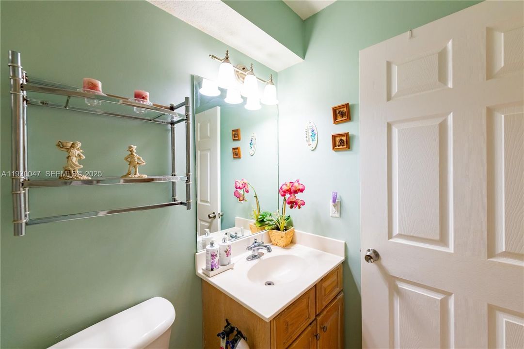 For Sale: $210,000 (1 beds, 1 baths, 595 Square Feet)