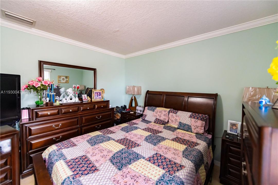 For Sale: $210,000 (1 beds, 1 baths, 595 Square Feet)