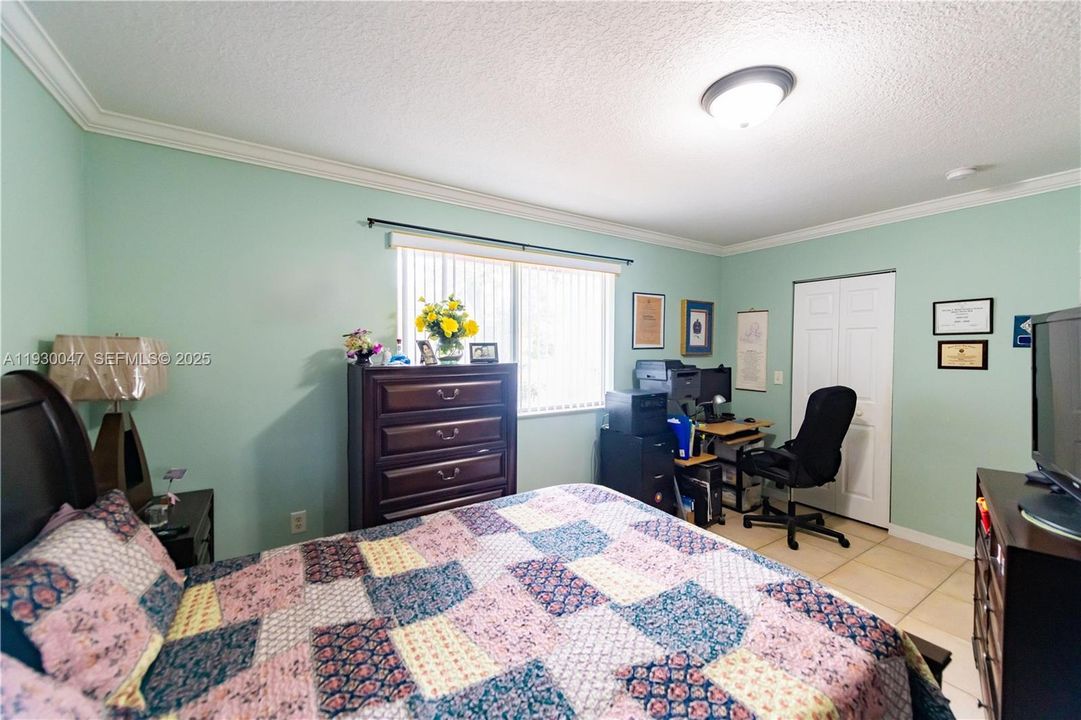 For Sale: $210,000 (1 beds, 1 baths, 595 Square Feet)