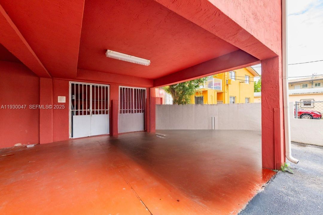 For Sale: $210,000 (1 beds, 1 baths, 595 Square Feet)