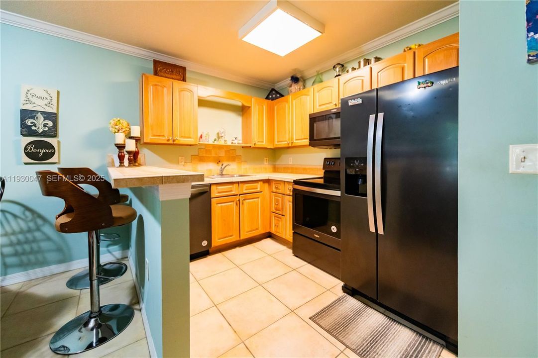 For Sale: $210,000 (1 beds, 1 baths, 595 Square Feet)