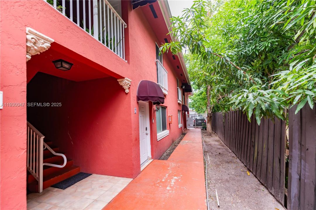 For Sale: $210,000 (1 beds, 1 baths, 595 Square Feet)