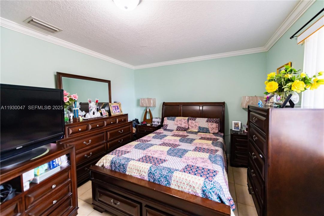 For Sale: $210,000 (1 beds, 1 baths, 595 Square Feet)