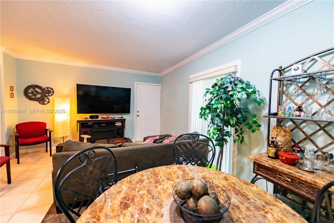 For Sale: $210,000 (1 beds, 1 baths, 595 Square Feet)