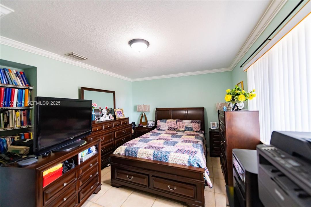 For Sale: $210,000 (1 beds, 1 baths, 595 Square Feet)