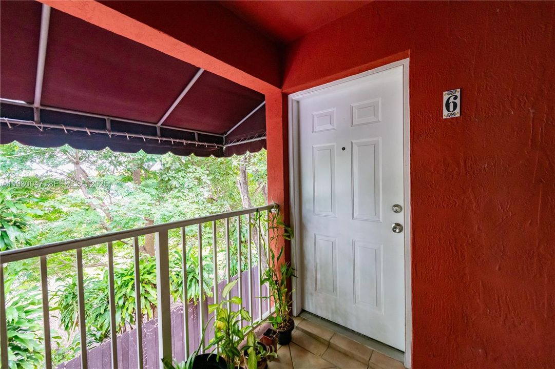 For Sale: $210,000 (1 beds, 1 baths, 595 Square Feet)