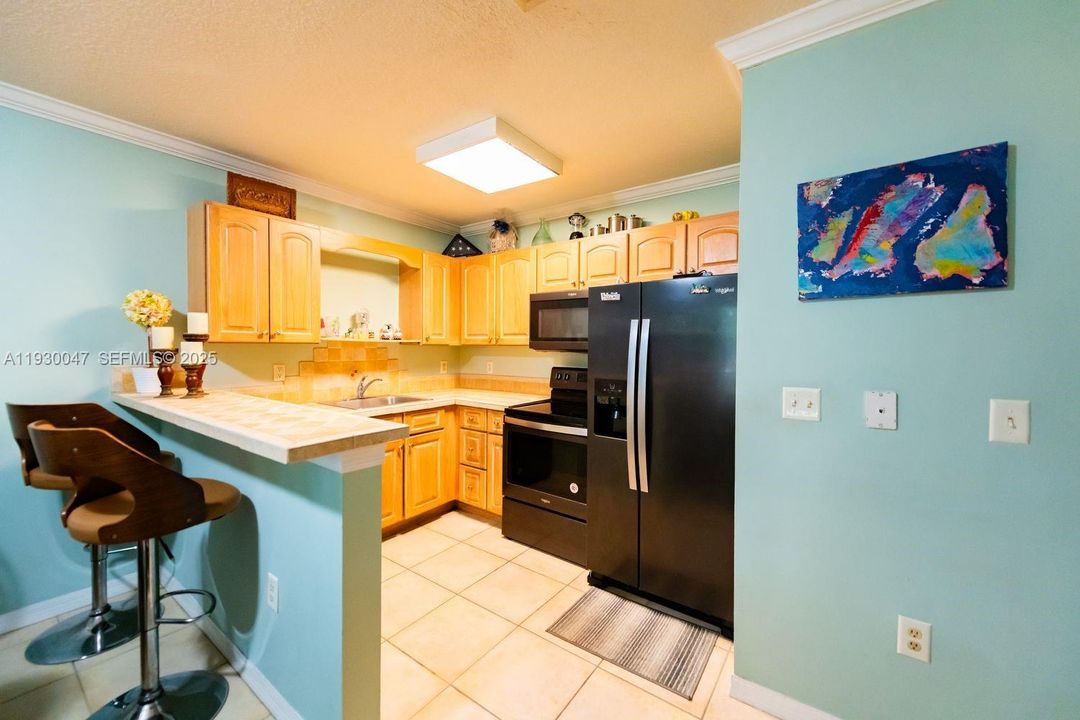 For Sale: $210,000 (1 beds, 1 baths, 595 Square Feet)