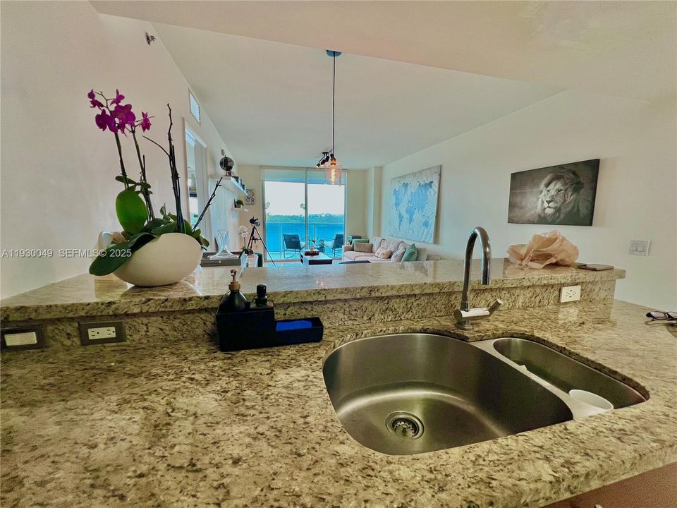 For Sale: $380,000 (3 beds, 2 baths, 1271 Square Feet)