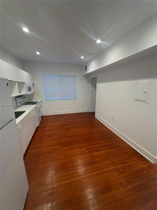 For Rent: $2,395 (1 beds, 1 baths, 375 Square Feet)