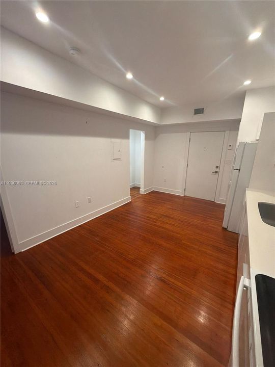 For Rent: $2,395 (1 beds, 1 baths, 375 Square Feet)