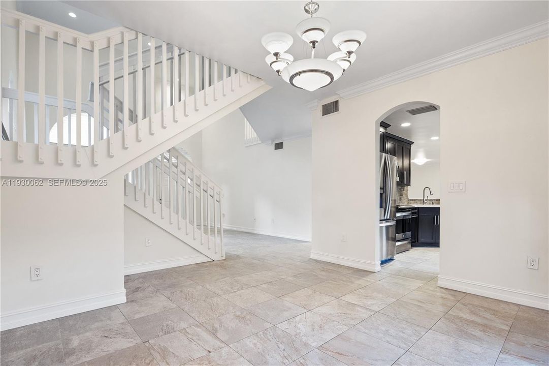 Access to kitchen from dining room