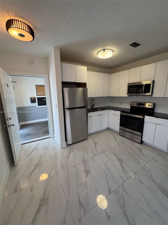 For Rent: $1,750 (1 beds, 1 baths, 750 Square Feet)